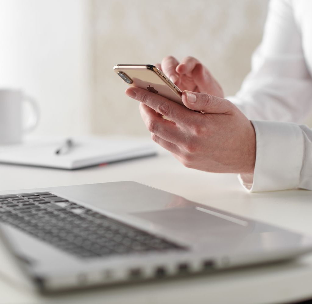  स्मार्टफोन से ऑनलाइन पैसे कमाते हुए व्यक्ति
