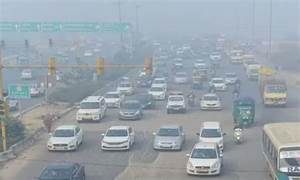 दिल्ली में वायु प्रदूषण से ढकी सड़कें
