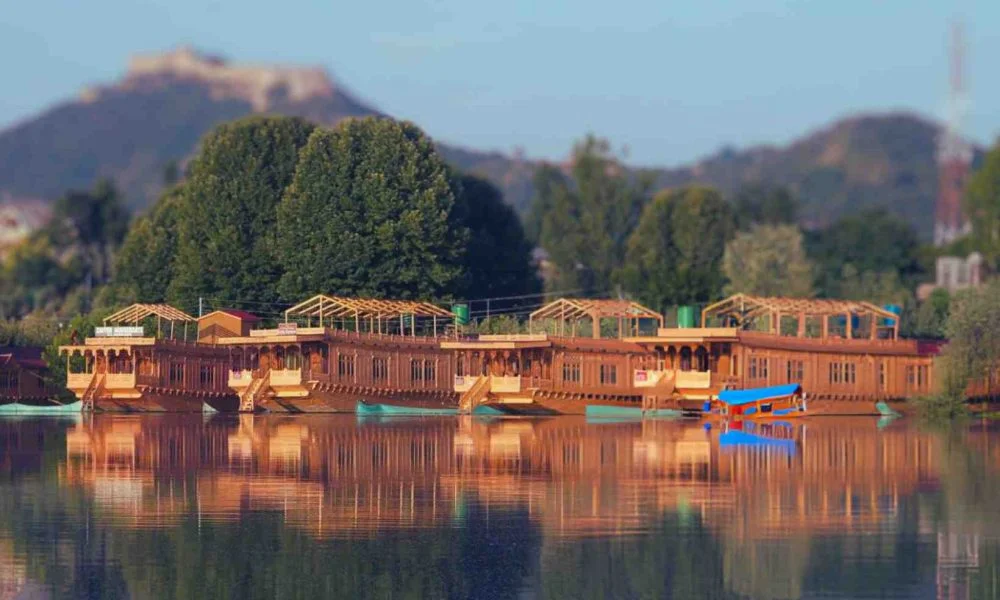 डल झील में हाउसबोट का नज़ारा