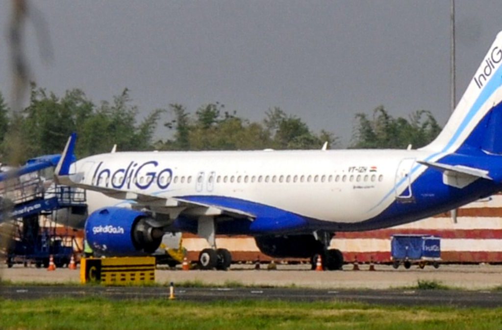 श्रीनगर एयरपोर्ट पर यात्री उतरते हुए