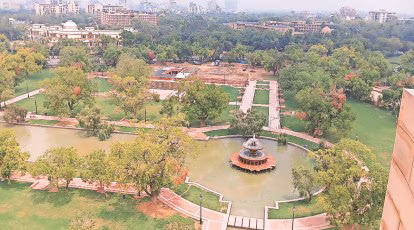 लैंडफिल सफाई के बाद पुनर्विकसित स्थल पर हरियाली और स्वच्छ वातावरण
