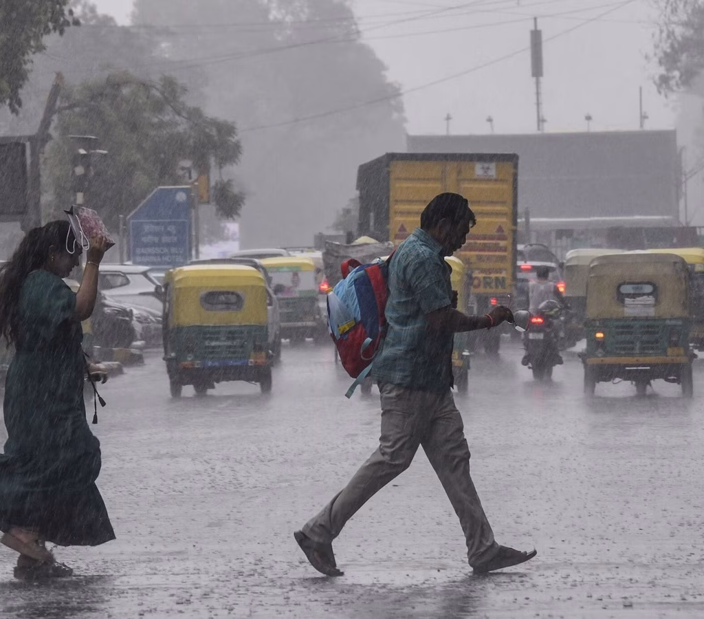 दिल्ली की सड़क पर झमाझम बारिश